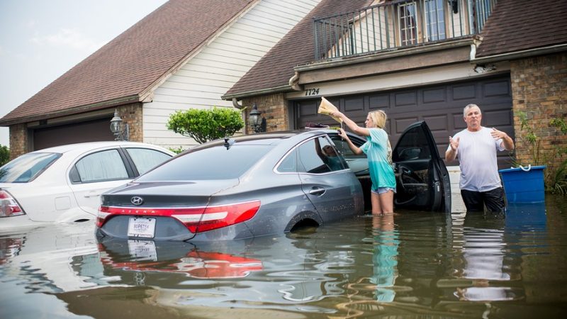 Nên làm gì khi ô tô bị ngập nước?