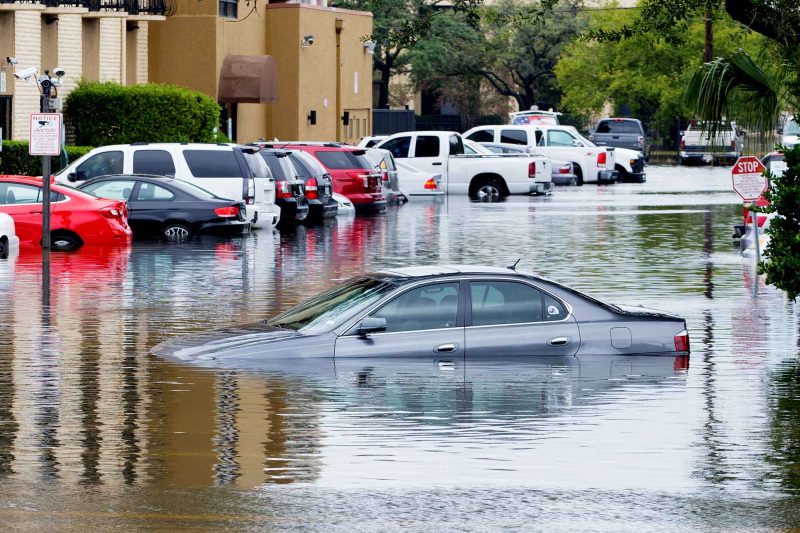 Nên làm gì khi ô tô bị ngập nước?